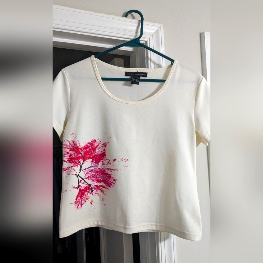 Cropped white tee with asymmetrical flower